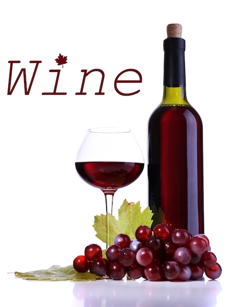 Copa de vino con uva de vino tinto y botella aislada en blanco