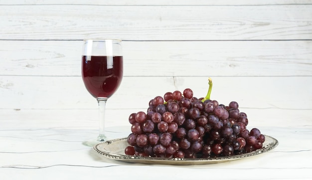 Copa de vino y uvas aisladas en uvas de vino blanco