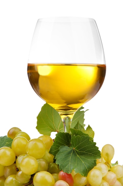 Copa de vino y uvas aislado en blanco