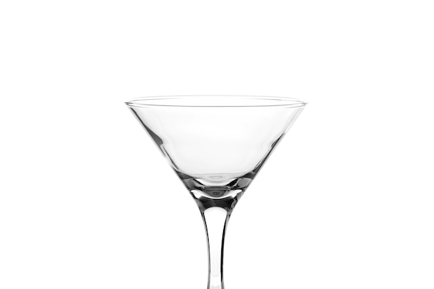 Copa de vino de vidrio de vidrio transparente aislado sobre un fondo blanco.