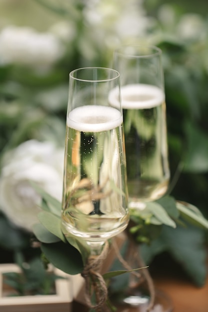 Copas de boda con champagne en la mesa