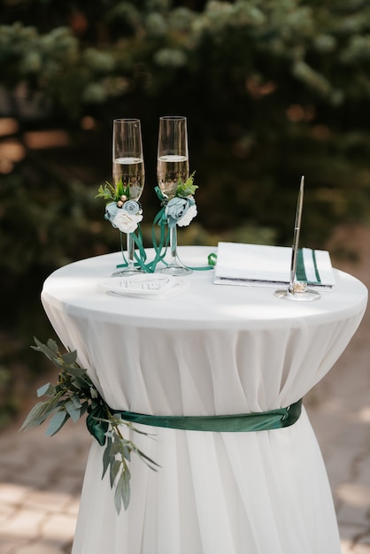 Copas de boda para vino y champán de cristal blanco.