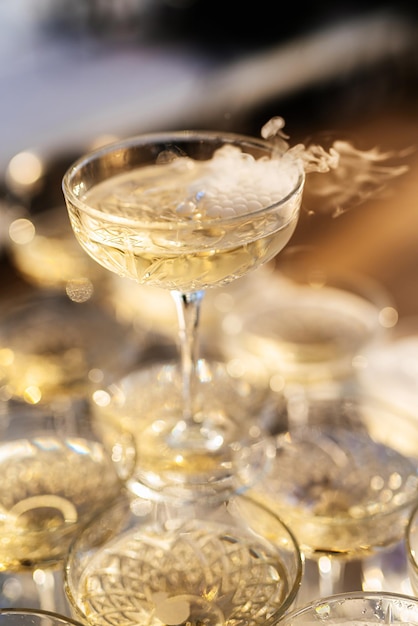 Copas de boda para vino y champán de cristal.