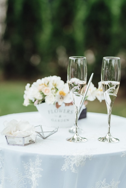 Copas de boda para vino y champán de cristal.