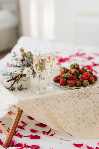 Copas de boda para vino y champán de cristal.