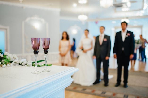 Foto copas de boda para vino y champán de cristal.