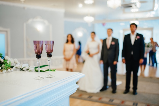 Copas de boda para vino y champán de cristal.