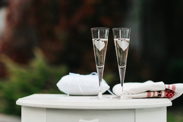 Copas de boda para vino y champán de cristal.