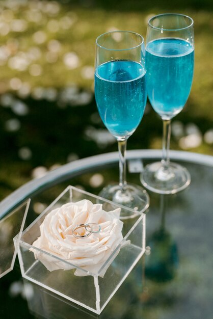 Copas de boda para vino y champán de cristal.