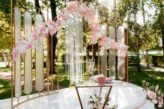 Copas de boda para vino y champán de cristal.