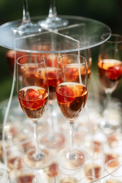 Copas de boda para vino y champán de cristal.