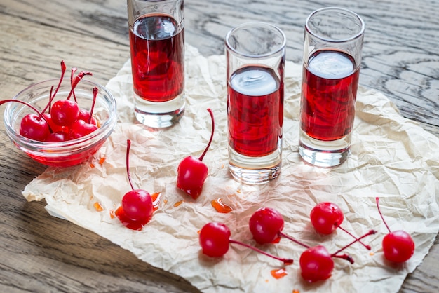 Copas de brandy de cereza con cerezas cóctel