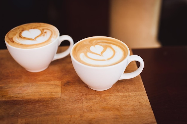 Copas de café en una mesa de madera en una cafetería