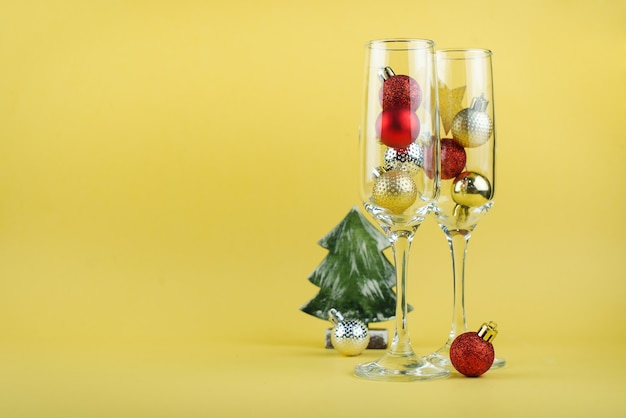 Copas de champagne con adornos navideños