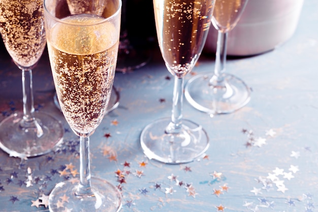 Copas de champagne en la mesa