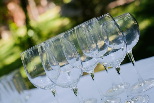 Las copas de champán de boda están sobre la mesa, sobre un mantel blanco en el jardín. boda.