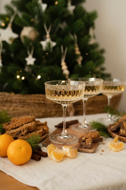 Copas de champán en el interior navideño.