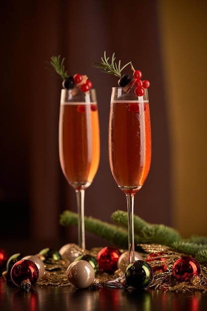 Copas con champán en medio de bolas de Navidad