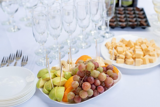 Copas de champán en la mesa festiva que sirve para la ceremonia de boda