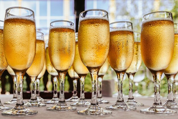 Copas para champán en la mesa frente al buffet