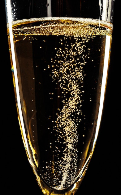 Copas de champán para ocasiones festivas contra un fondo oscuro
