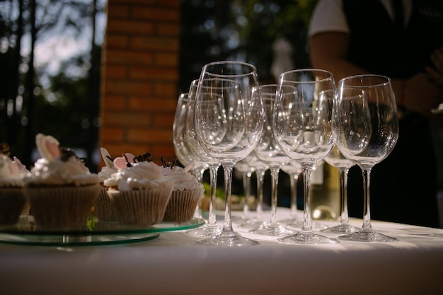 Copas de champán, de pie sobre una mesa. fiesta de bodas. foto de primer plano, enfoque suave.