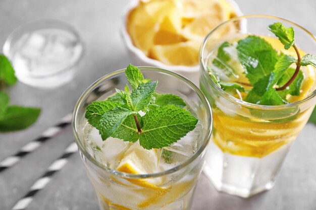 Copas de cóctel con menta y limón en la mesa