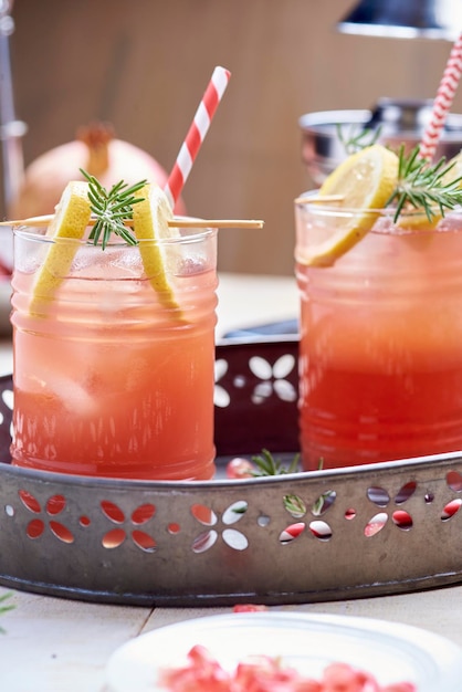 Copas de coctel refrescante con limón