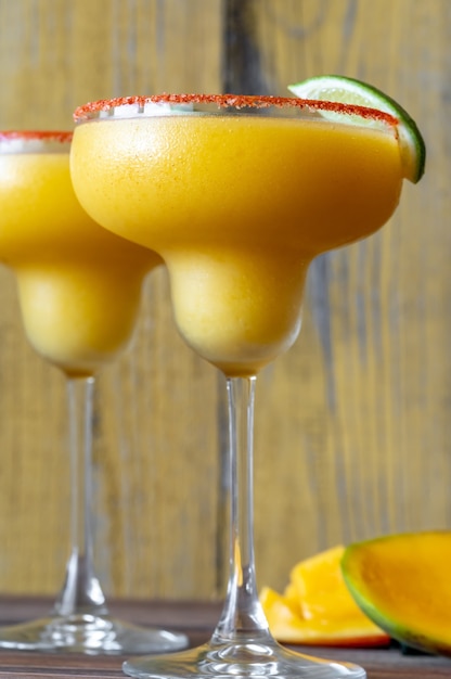 Copas de cócteles Frozen Mango Margarita aderezado con borde de sal de pimentón