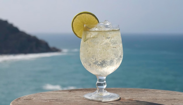 Copas de cócteles heladas con fondo marino