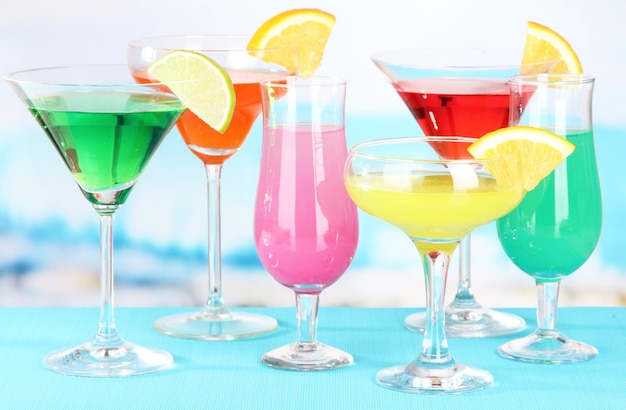 Copas de cócteles en la mesa cerca de la piscina
