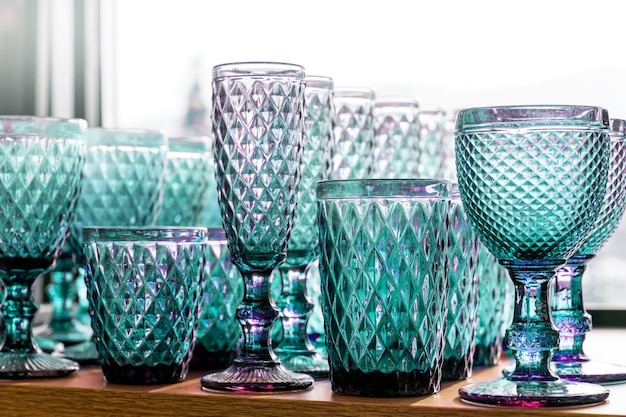 Copas y copas de aguamarina verde para vino en la tienda en el mostrador colección transparente grabada en relieve