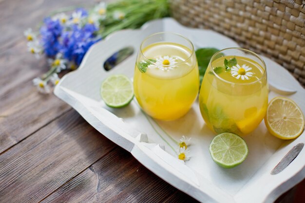 Copas con limonada y menta verano