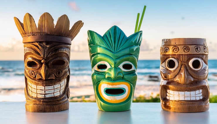 Foto las copas de máscara tiki son bebidas tropicales.