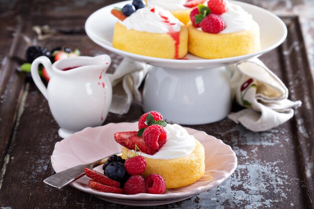 Foto copas de pastelería llenas de crema y bayas frescas