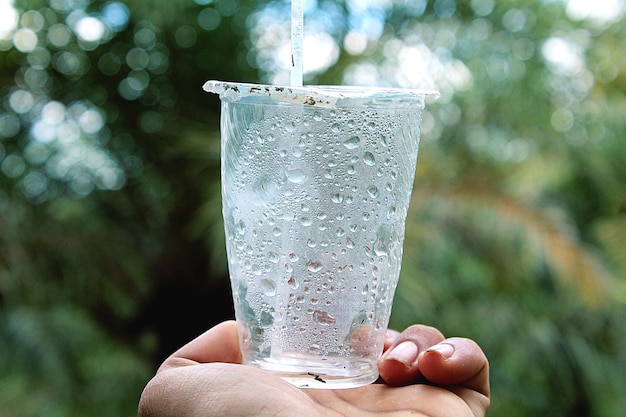 Foto copas de plástico usadas para agua mineral