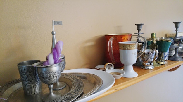 Copas, platillos y candelabros en un estante