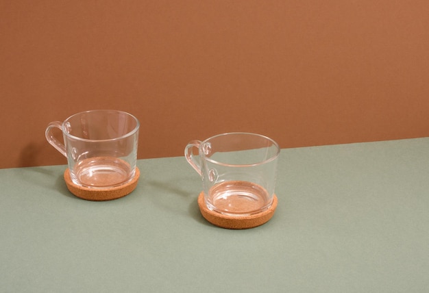 Copas de vidrio vacías para beber hermosa configuración de la mesa Copiar espacio para el texto