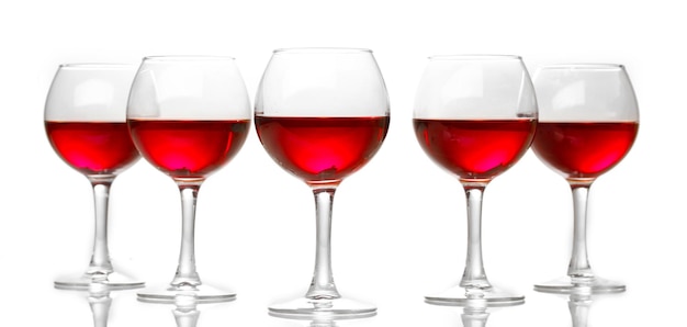 Copas de vino aislado en blanco