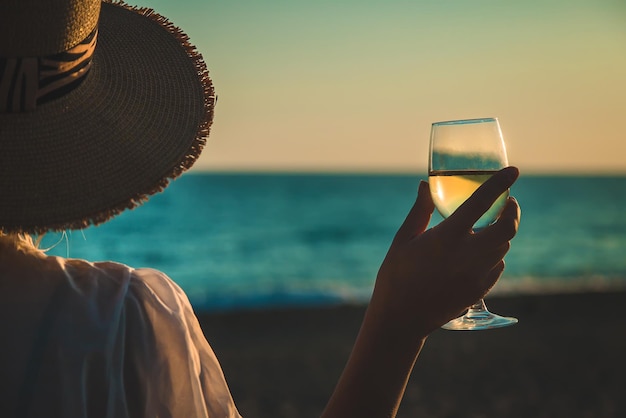 Copas de vino al atardecer en la playa. Enfoque selectivo.