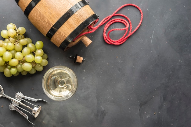 Copas de vino blanco con barrica