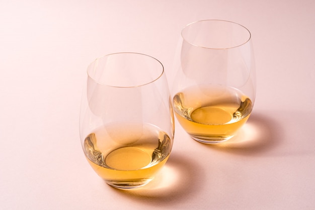 Copas de vino blanco