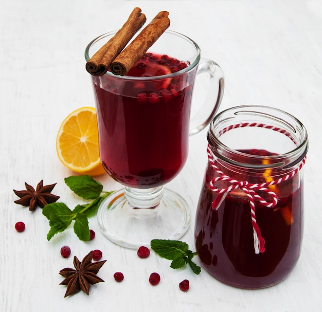 Copas de vino caliente con limón y arándanos.