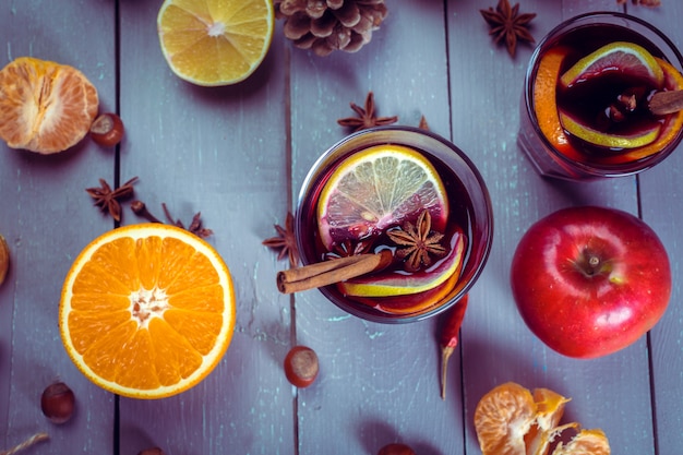 Copas de vino caliente con naranja y manzana.