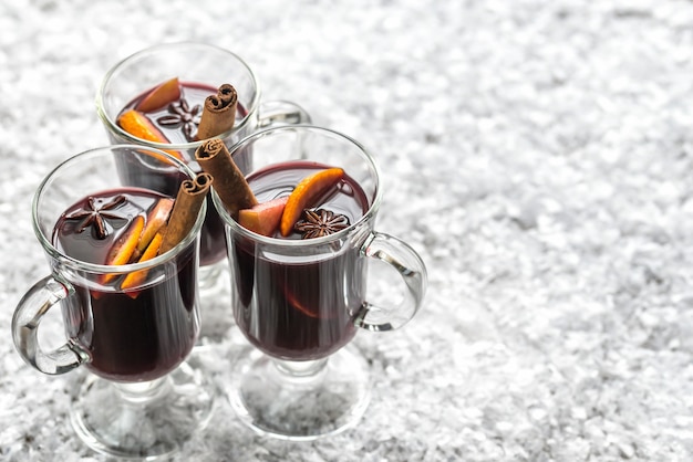 Copas de vino caliente en la nieve.