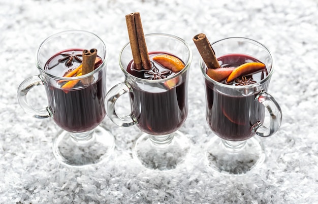 Copas de vino caliente en la nieve.