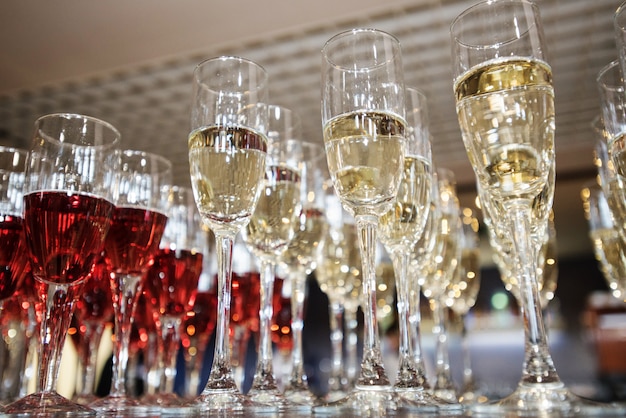 Copas de vino, champán y coñac en la recepción de la boda.