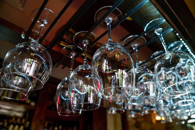 Copas de vino colgando sobre un estante de bar en el restaurante