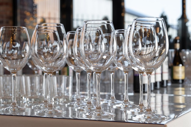 Las copas de vino se colocan en una mesa en una fila Catering de lujo en una hermosa habitación Clouseup