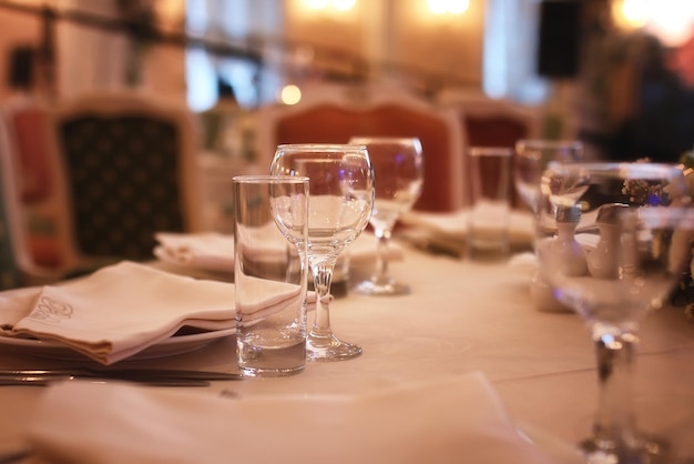 Copas de vino de cristal sobre la mesa servida para la recepción en el restaurante